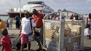 Des Guadéloupéens descendent d'une navette maritime sur l'île de Marie-Galante [Julien Tack / AFP/Archives]