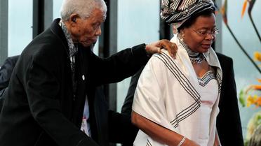 Nelson Mandela et son épouse Graça Machel le 9 mai 2009 à Pretoria pour la prestation de serment du président Jacob Zuma [Themba Hadebe / Pool/AFP/Archives]