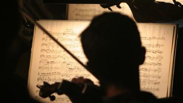 Un violoniste joue à Séville une partition de Richard Wagner, le 11 juillet 2005 [Cristina Quicler / AFP/Archives]