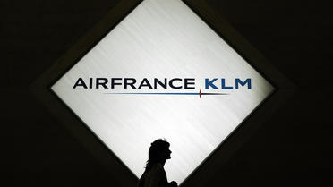Une femme passe devant un logo Air France KLM [Philipp Guelland / AFP/Archives]