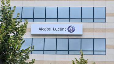 Le logo d'Alcatel-Lucent sur la façade d'une usine du groupe, à Vélisy, près de Paris [Eric Piermont / AFP/Archives]