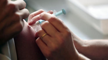 Une personne se fait vacciner contre la grippe [Francois Guillot / AFP/Archives]