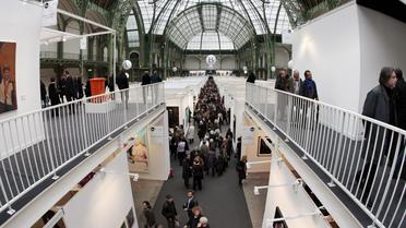 Des personnes visitent la Foire internationale d'art contemporain (Fiac), au Grand Palais à Paris, le 21 octobre 2019 [Francois Guillot / AFP/Archives]
