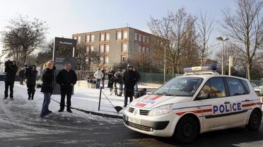 Une voiture de police passe, le 8 janvier 2010 au Kremlin-Bicêtre, devant le lycée où un élève a été tué [Bertrand Guay / AFP/Archives]