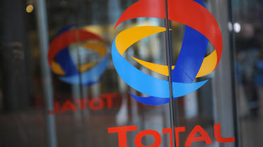 Le logo de Total sur une vitre au siège du groupe pétrolier à La Défense [Boris Horvat / AFP/Archives]