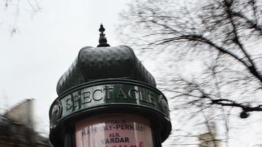 Une colonne Morris à Paris affichant les différents spectacles de théâtre joués dans la capitale [Loic Venance / AFP/Archives]