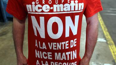 Un salarié de Nice-Matin porte un t-shirt contre la vente du quotidien appartenant au groupe hersant Médias, le 27 avril 2010 à Nice [Valery Hache / AFP/Archives]