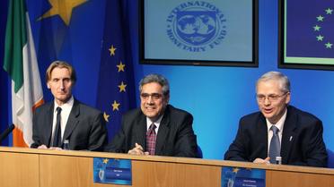 Des représentants du FMI et de la Commission européenne présentent, le 28 novembre 2010 à Dublin, l'accord conclu sur le plan de sauvetage à l'Irlande [Peter Muhly / AFP/Archives]