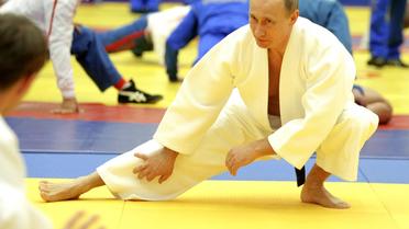 Le président russe Vladimir Poutine, qui entretient une image d'homme fort et sportif, boitait samedi lors d'un sommet des pays d'Asie-Pacifique qui se tient en Russie, victime d'une légère blessure sportive, selon son porte-parole. [POOL]
