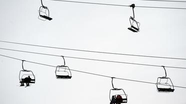 Des skieurs empruntent des télésièges [Remy Gabalda / AFP/Archives]