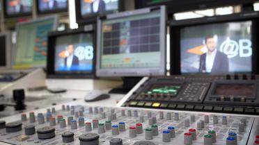 Une table de mixage d'une chaîne de télévision [Loic Venance / AFP/Archives]