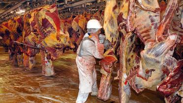 Découpe de carcasses de boeuf dans une usine de transformation de viande [Frank Perry / AFP/Archives]