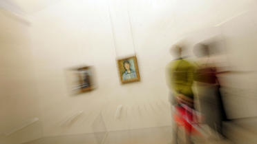 Des visiteurs devant des toiles de Paul Cézanne, le 9 février 2006 au musée d'Orsay à Paris