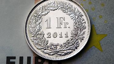 Un franc suisse sous un billet de cinquante euros [Fabrice Coffrini / AFP/Archives]