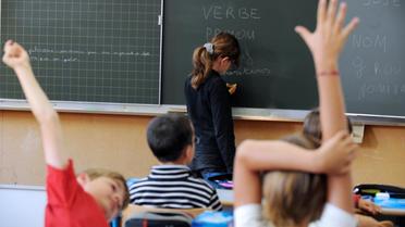 Une élève au tableau noir dans une salle de classe [Frank Perry / AFP/Archives]