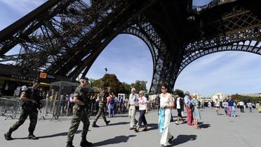 Des soldats patrouillent sous la tour Eiffel à Paris dans le cadre du plan Vigipirate [Miguel Medina / AFP/Archives]