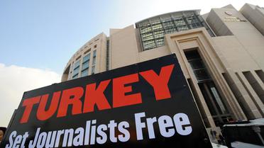 Une pancarte réclame la libération de journalistes lors d'une manifestation devant un tribunal d'Istanbul, en 2011 [Mustafa Ozer / AFP/Archives]