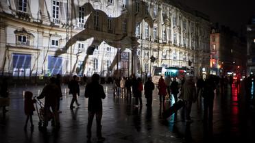 L'ombre d'un cheval est projetée sur une façade d'immeuble à Lyon dans le cadre de la Fête des Lumières, le 7 décembre 2011 [Jean-Philippe Ksiazek / AFP/Archives]