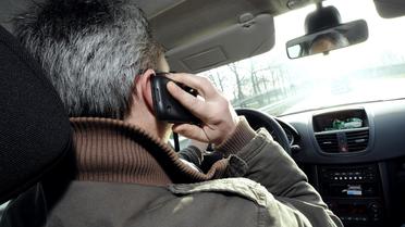 Un homme téléphone au volant de sa voiture [Damien Meyer / AFP/Archives]