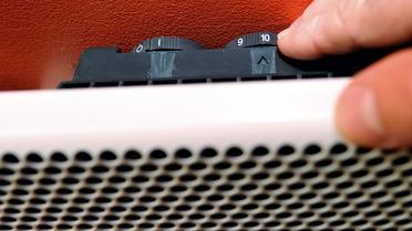 Une personne augmente la température sur un radiateur, à Lille le 3 février 2012 [Philippe Huguen / AFP/Archives]