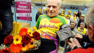 Le cycliste centenaire Robert Marchand se fait prendre la tension parès avoir battu un nouveau record, le 17 février 2012, à Aigle, en Suisse [Sebastien Feval / AFP/Archives]