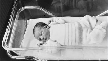 Photo prise le 24 février 1982, du 1er bébé éprouvette français, Amandine, à l'hôpital Antoine-Béclère de Clamart [ / AFP/Archives]