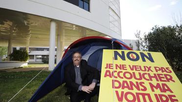Le maire de La Seyne-sur-Mer devant sa tente plantée à l'entrée de la maternité de la ville, le 6 mars 2012, pour protester contre la fermeture de l'établissement [Anne-Christine Poujoulat / AFP/Archives]