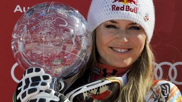 La skieuse américaine Lindsey Vonn avec son globe de cristal de la Coupe du monde de ski, 18 mars 2012 à Schladming. [Fabrice Coffrini / AFP/Archives]