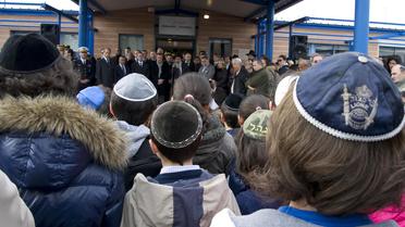 Des élèves de l'école juive Gan Rachi observent une minute de silence, à Toulouse le 20 mars 2012, après la tuerie d'Ozar Hatorah [Pascal Pavani / AFP/Archives]