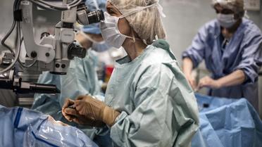 Des chirurgiens pour une opération de la cornée, le 2 avril 2012 [Jeff Pachoud / AFP/Archives]