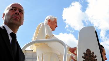 Le pape Benoît XVI se tient dans sa papamobile, avec son majordome Paolo Gabriele, au premier plan, au Vatican le 25 avril 2012 [Alberto Pizzoli / AFP/Archives]