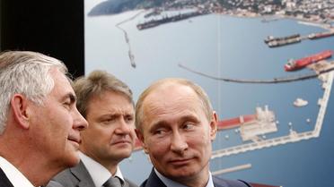 Le président Vladimir Poutine (d) et le PDG d'ExxonMobil, Rex Tillerson Wayne (g), le 15 juin 2012, à une cérémonie pour la signature d'un accord entre Rosneft et le groupe américain sur un projet en Mer Noire [Mikhail Klimentyev / AFP/Archives]