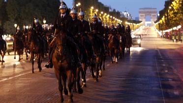 Membres de la Garde républicaine, le 9 juillet 2012, sur les Champs-Elysées lors de la répétition des cérémonies du 14-Juillet [Guillaume Baptiste / AFP/Archives]