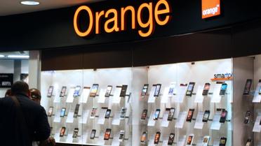 Des téléphones mobiles dans une boutique Orange [Ana Arevalo / AFP/Archives]