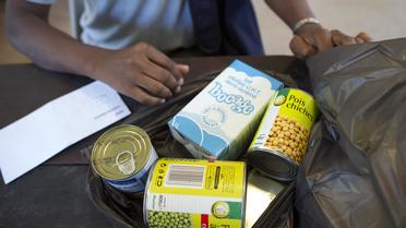 Un bénéficiaire d'aide alimentaire, le 1er août 2012 à Paris [Lionel Bonaventure / AFP/Archives]