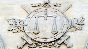 La balance et les glaives de la justice sur la façade d'un tribunal en France [Philippe Huguen / AFP/Archives]