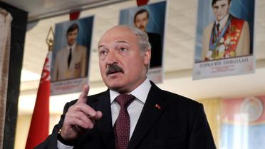 Le président Alexandre Loukachenko parle aux journalistes après avoir voté aux législatives le 23 septembre 2012 à Minsk [Viktor Drachev / AFP]