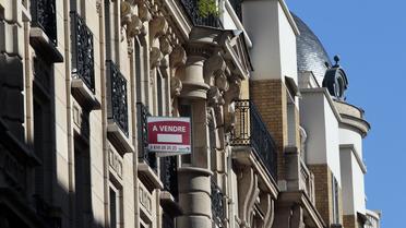 Une pancarte indique la mise en vente d'un apparetment parisien [Jacques Demarthon / AFP/Archives]