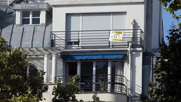 Une pancarte "à louer" sur un appartement parisien [Jacques Demarthon / AFP/Archives]