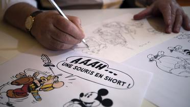 Le dessinateur de BD Albert Uderzo dessine ses personnages de la série Astérix, le 2 octobre 2012 à Neuilly-sur-Seine [Joel Saget / AFP/Archives]