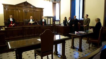 Paolo Gabriele (2ed) écoute le juge Giuseppe Dalla Torre (2eg) prononcer sa condamnation, le 6 octobre 2012 au Vatican [ / Osservatore Romano/AFP]