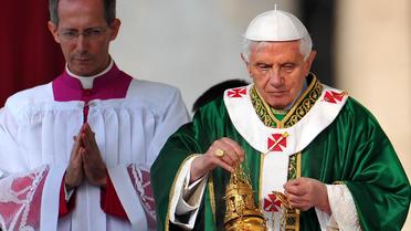 Le pape au cours d'une messe au Vatican, sur la place Saint-Pierre, le 7 octobre 2012 [Tiziana Fabi / AFP]