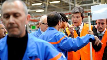 Arnaud Montebourg parle avec des ouvriers de la Française de Mécanique lors d'une visite de l'usine de Douvrin, le 8 octobre 2012 [Philippe Huguen / AFP/Archives]