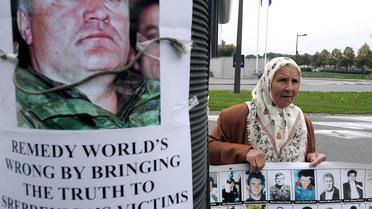 Une femme membre des "Mères de Srebrenica", à côté d'une photo de Ratko Mladic, le 11 octobre 2012 devant la CEDH, à Strasbourg [Frederick Florin / AFP/Archives]