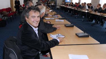 Le président de l'Association des médecins urgentistes de France, Patrick Pelloux (G) pose le 16 octobre 2012 au ministère de la Santé à Paris
