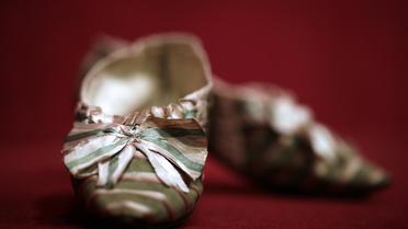 Une paire de souliers à Marie-Antoinette, le 17 octobre 2012 à l'Hôtel Drouot à Paris [Kenzo Tribouillard / AFP]