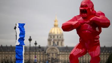 Des sculptures des artistes français Richard Orlinski (d) et Antoine Graff (g) présentée devant les Invalides à Paris dans le cadre de la Fiac, le 18 octobre 2012 [Joel Saget / AFP/Archives]