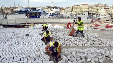 Des ouvriers pavent les abords du Vieux-Port à Marseille, le 20 octobre 2012 [Anne-Christine Poujoulat / AFP/Archives]