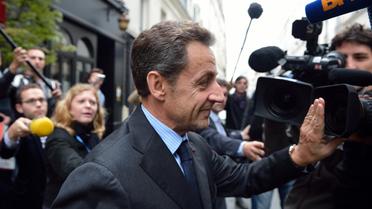 Nicolas Sarkozy à sa sortie d'un restaurant à Paris, le 24 octobre 2012