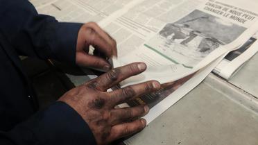 Un ouvrier vérifie la qualité d'impression du quotidien "Le Monde" sur les rotatives de "La dépêche du Midi", le 25 octore 2012 [Eric Cabanis / AFP/Archives]